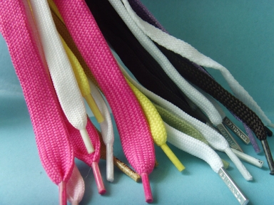 colorido cordón plano tubular con puntas de metal y plásticas