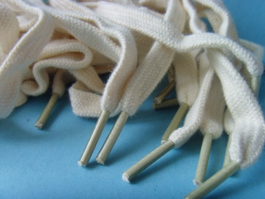 cordón algodón plano blanco hueco con puntas de plástico