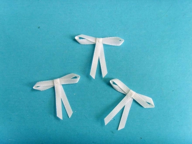 arcos de la cinta mini satén blanco para la ropa interior