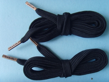 cordón plano personalizado vestido negro con puntas insignia debossed